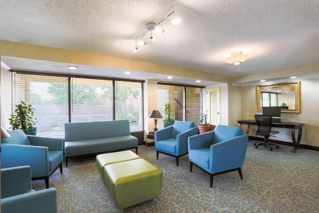 Posezení v ubytování Days Inn by Wyndham Newark Wilmington