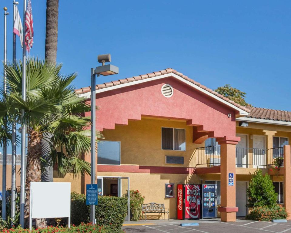 un edificio con una señal delante de él en Econo Lodge Inn & Suites Lodi - Wine Country Area, en Lodi