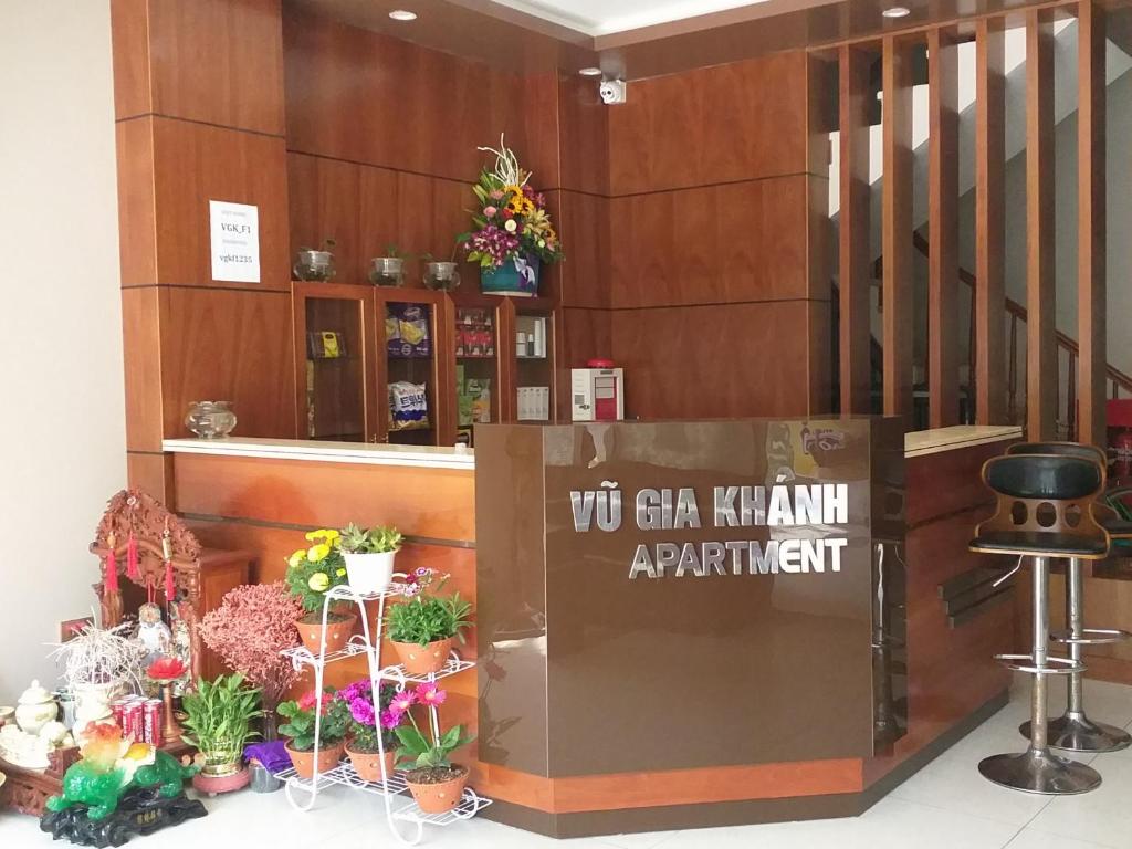 een bloemenwinkel met een bord waarop staat dat u het appartement kunt onderhouden bij Vu Gia Khanh Apartment in Hai Phong