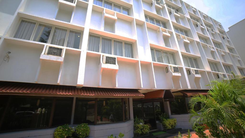 un gran edificio blanco con muchas ventanas en Hotel Rajavihar, en Kurnool