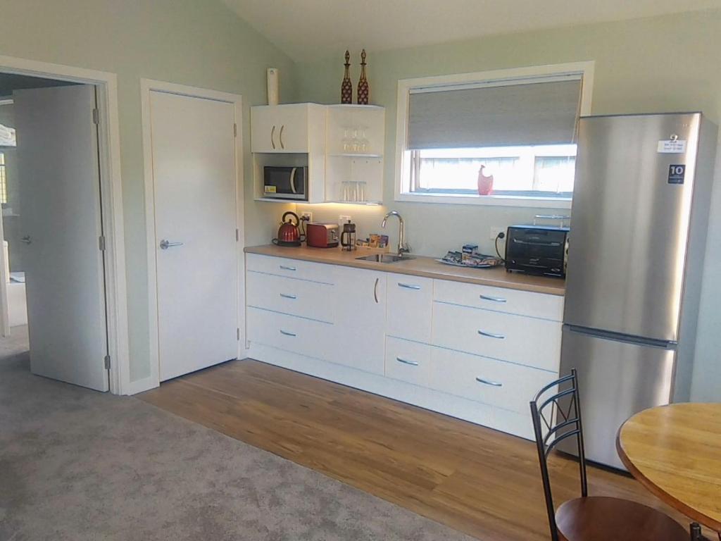 Kuchyň nebo kuchyňský kout v ubytování Little Lodge Wanaka
