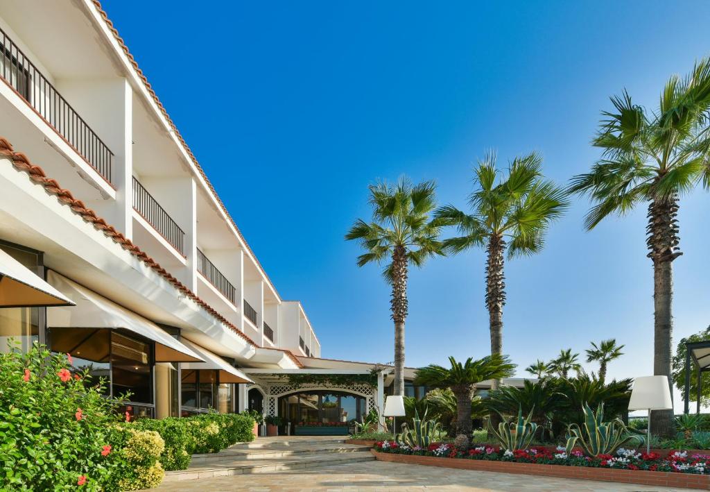 budynek z palmami przed nim w obiekcie Hotel Schuhmann w mieście Paestum