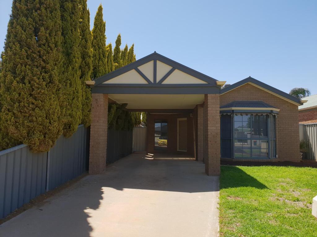 a house with a driveway leading to the front door at SAN Mateo in Mildura