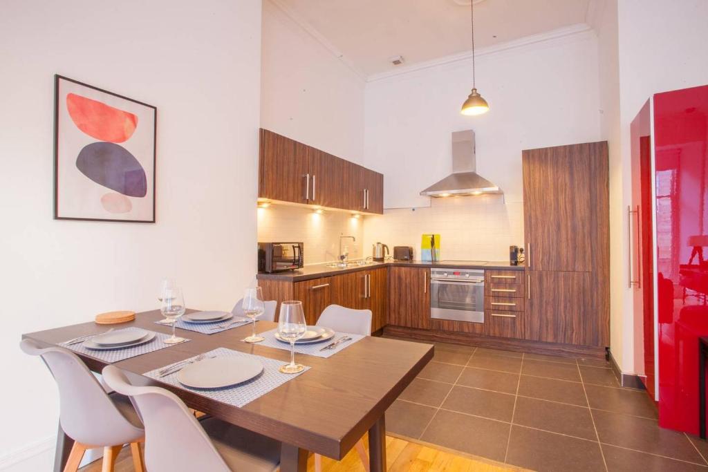 Incredible contemporary flat in heart of west end