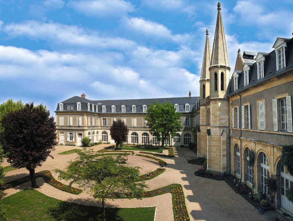 un gran edificio con una torre y una iglesia en Espace Bernadette Soubirous Nevers en Nevers