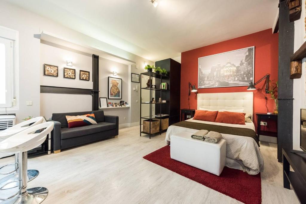 1 dormitorio con 1 cama y 1 sofá en una habitación en Hermoso Estudio en Lavapiés - Wifi, en Madrid