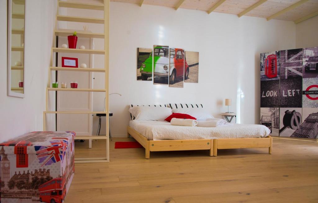ein Schlafzimmer mit einem Bett und einem Bücherregal in der Unterkunft La "Piccola" di Irene al Vaticano in Rom