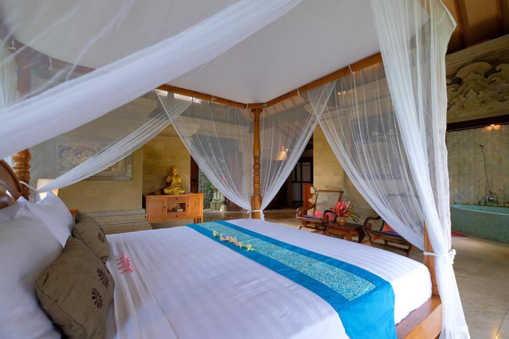 Postel nebo postele na pokoji v ubytování Sunrise Villa Ubud