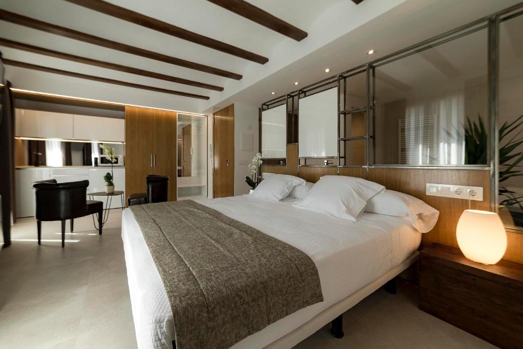 Кровать или кровати в номере Vinatea Suites