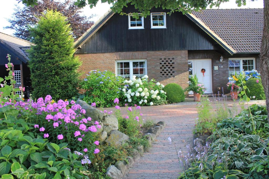 una casa con un giardino di fiori di fronte di Gartentraum a Varel