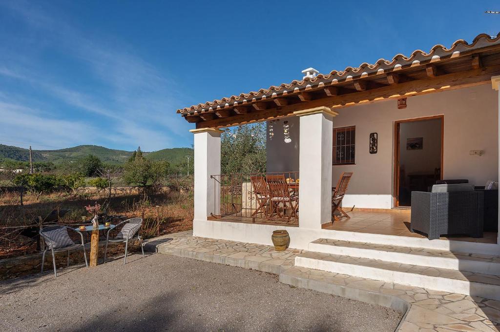 Casa blanca pequeña con porche y patio en Villa Can Turrent, en Sant Carles de Peralta