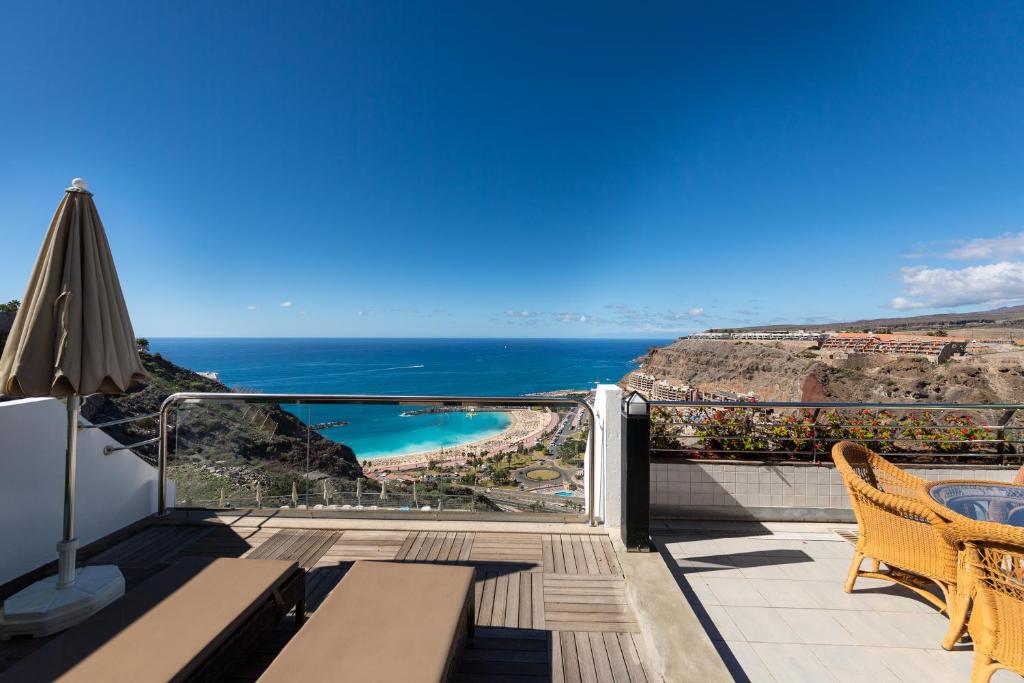 a balcony with a view of the ocean at Holiday Club Jardin Amadores in Amadores