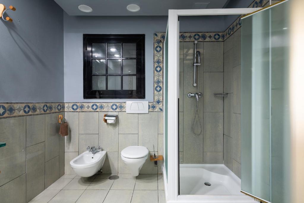 a bathroom with a toilet and a shower and a sink at Holiday Club Jardin Amadores in Amadores