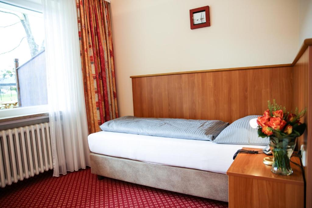 Postel nebo postele na pokoji v ubytování Hotel Friedenseiche
