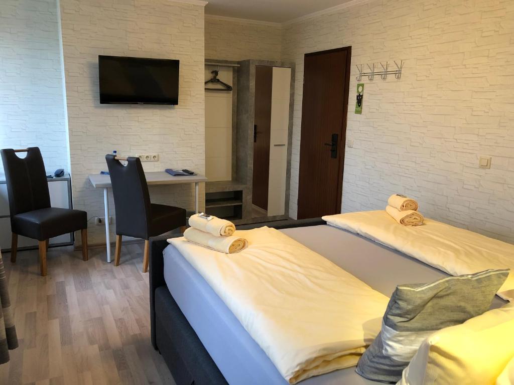 Postel nebo postele na pokoji v ubytování Heidekönig Hotel Celle