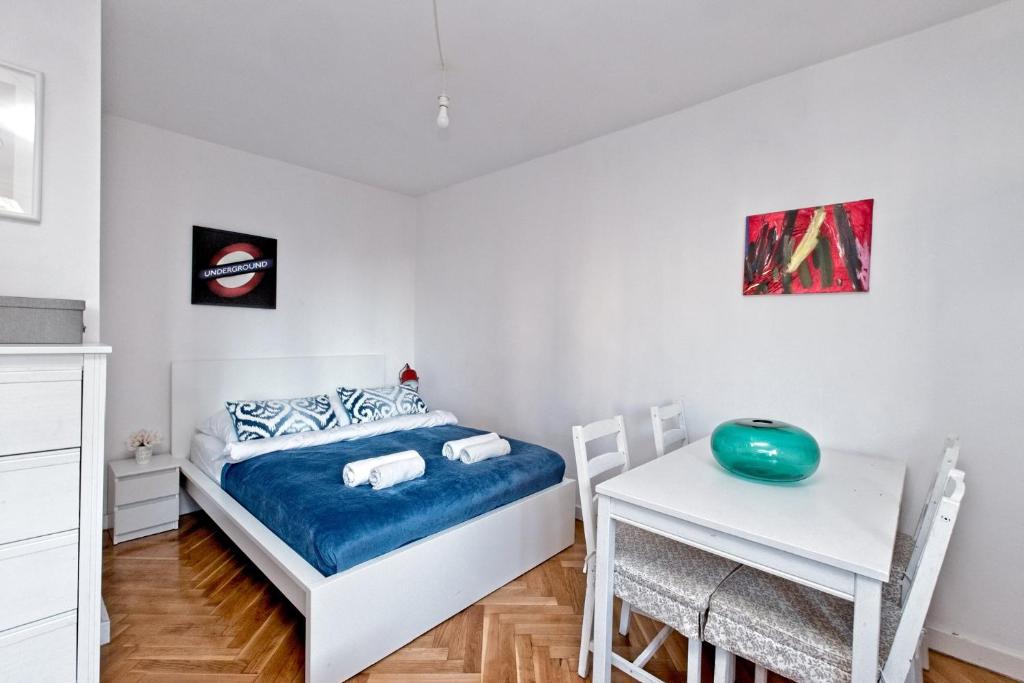 mała sypialnia z łóżkiem i biurkiem w obiekcie Noctis Apartment Pańska III w Warszawie