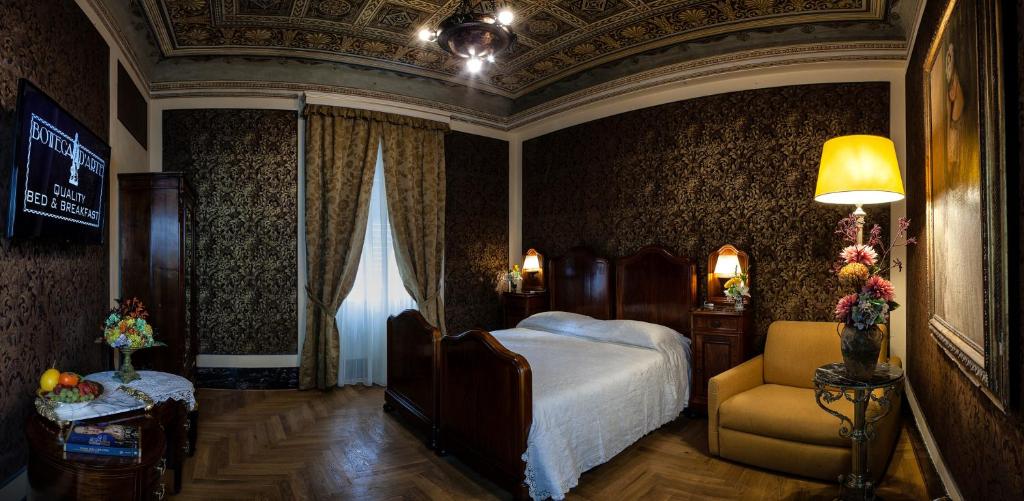 una camera con letto e sedia di B&B "La Bottega d'Arte" a Carrara