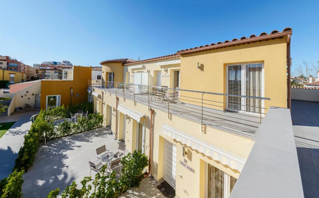 a view of a building with a balcony at La Vida Sin Limites EMP in Empuriabrava
