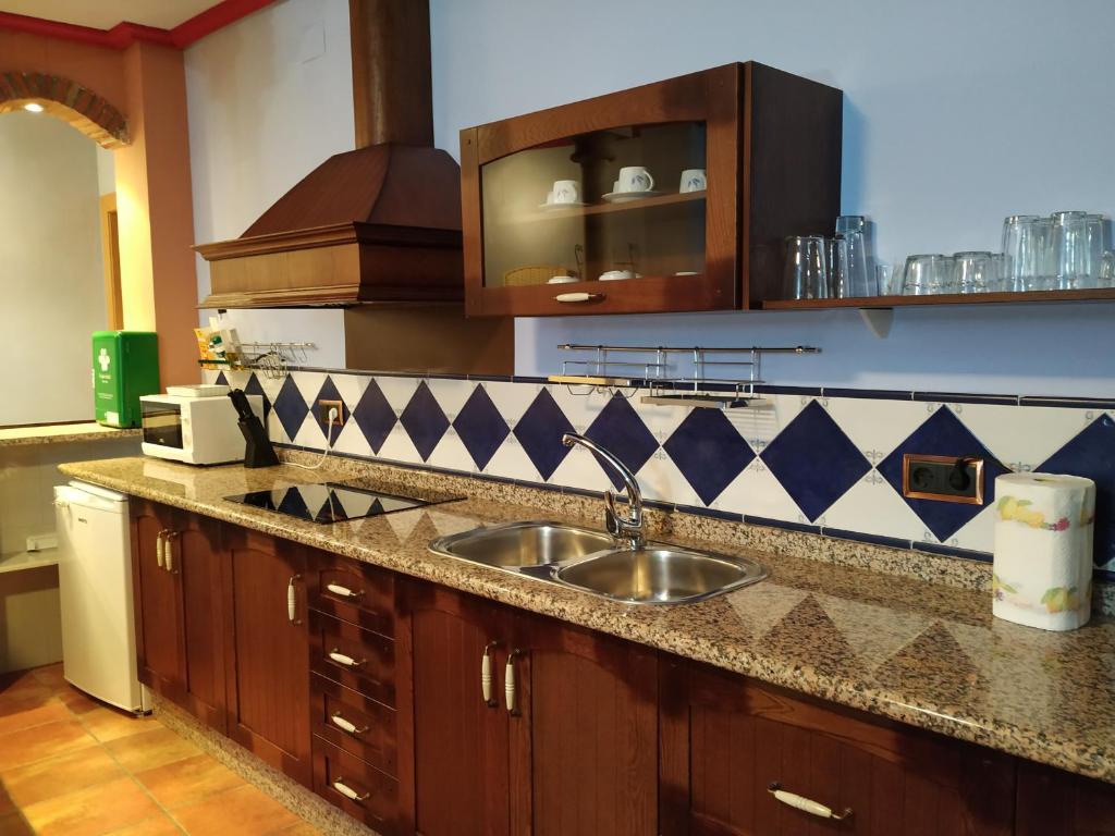 a kitchen with a sink and a counter top at -2-COMO EN CASA, en centro historico de Ubeda in Úbeda