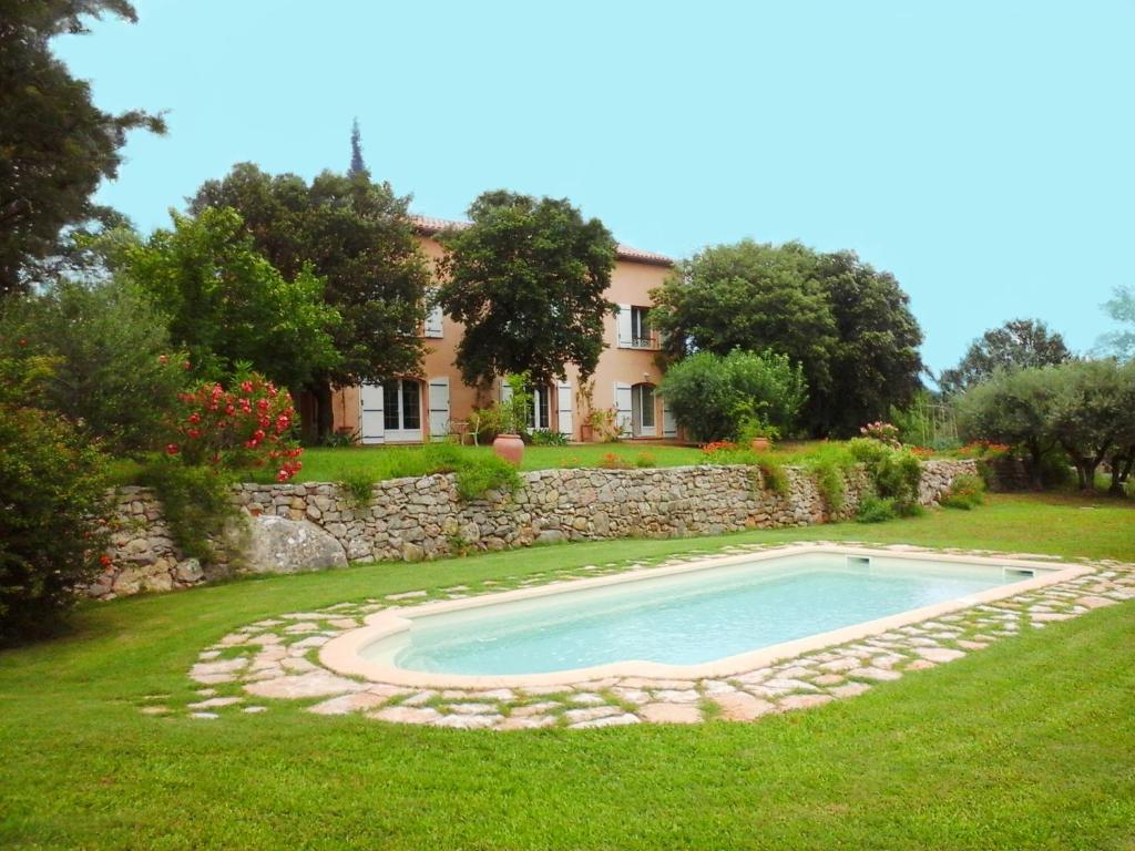 a swimming pool in the yard of a house at La Maison de Campagne in Carcès