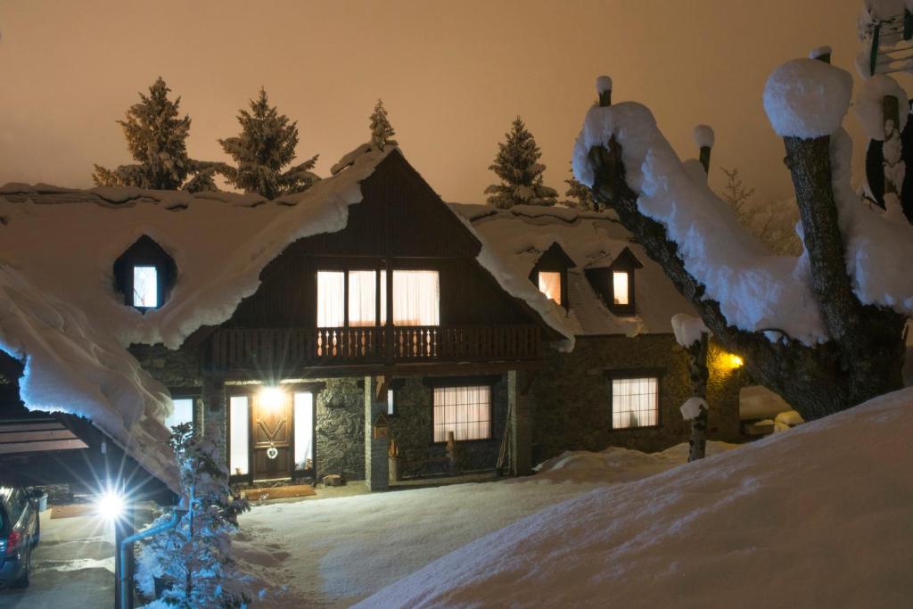 una casa cubierta de nieve por la noche en Chalet Casa Pepe Vielha, en Vielha