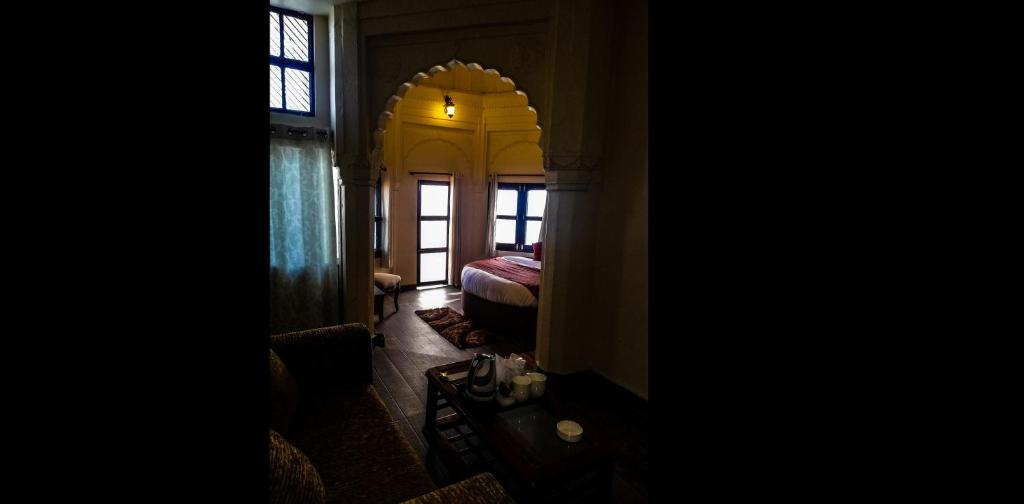 una camera con letto e finestra di Dwivedi Hotels Palace On Steps a Varanasi