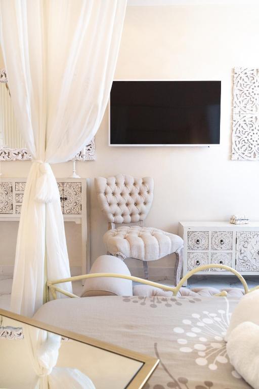 TV a/nebo společenská místnost v ubytování QuattroCuori Boutique Hotel & Spa