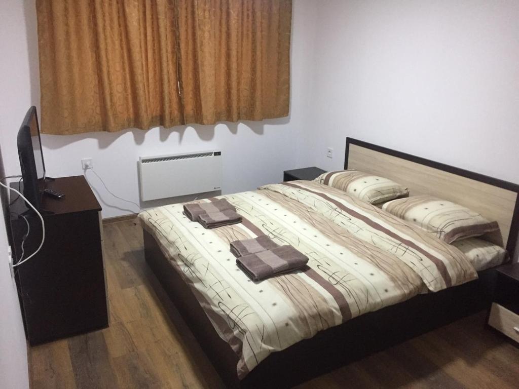 Un pat sau paturi într-o cameră la Dunav Apart
