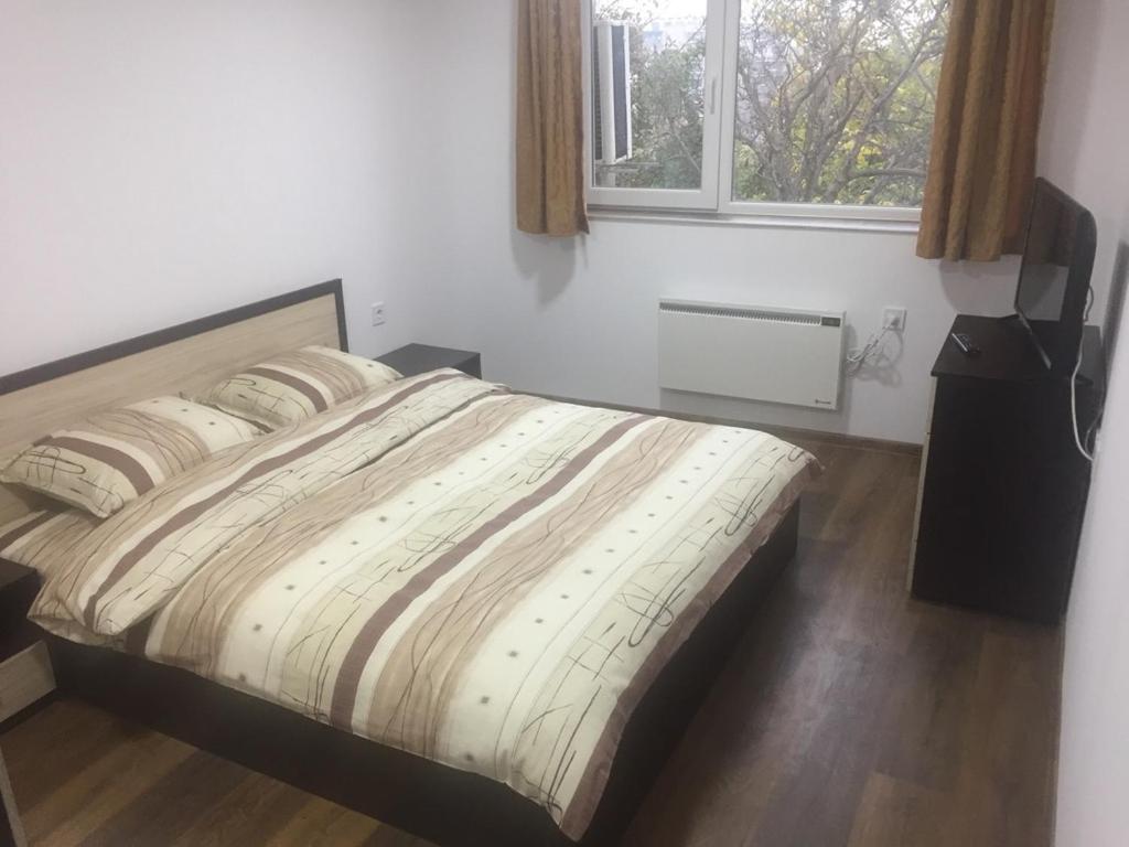 A bed or beds in a room at Dunav Apart