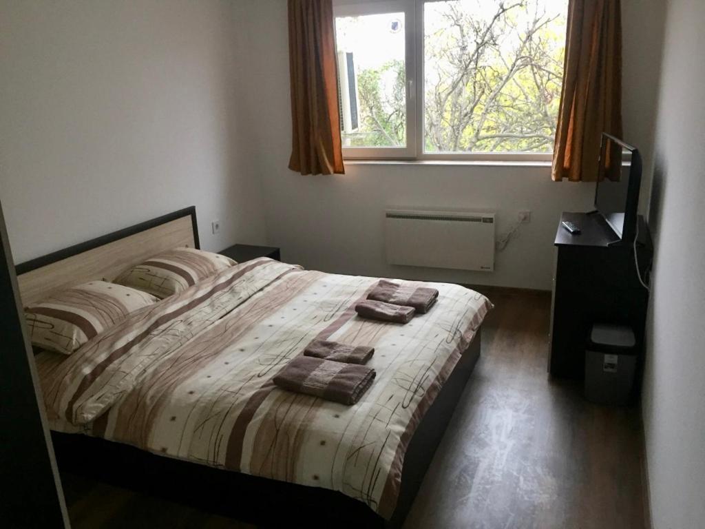A bed or beds in a room at Dunav Apart