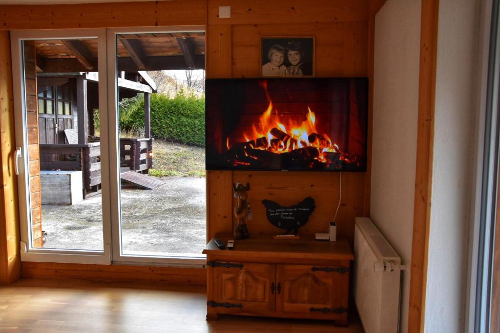 TV a/nebo společenská místnost v ubytování Chalet Belmont