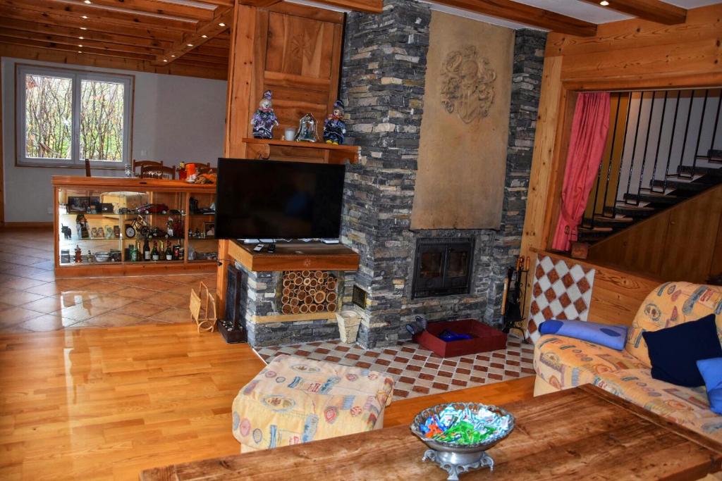 TV a/nebo společenská místnost v ubytování Chalet Belmont