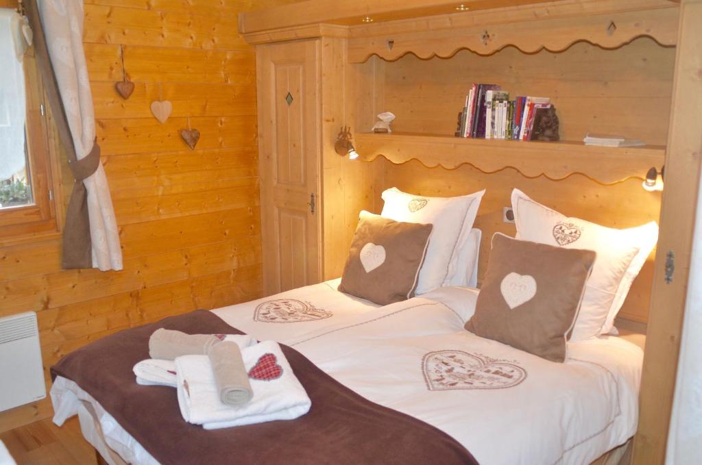 ein Schlafzimmer mit 2 Betten und Handtüchern darauf in der Unterkunft ECRINS ETOILE C9 in Samoëns
