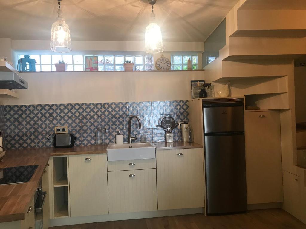kuchnia ze zlewem i lodówką w obiekcie Preciosa Casa en el Casco Histórico de Baiona w mieście Baiona