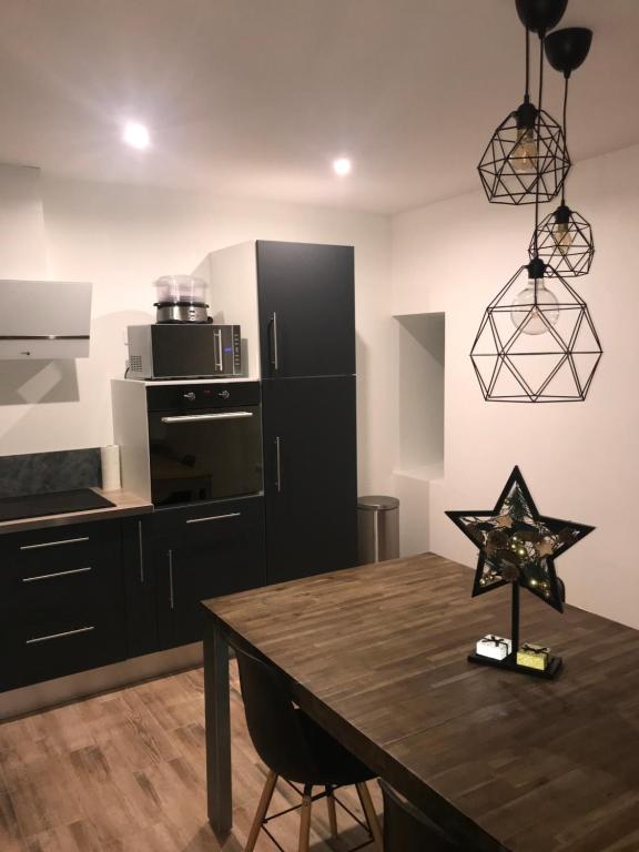 Kuchyň nebo kuchyňský kout v ubytování Gite 5 pers avec 2h espace bien-être privatisé inclus dans le prix de la nuit 80m2 de détente