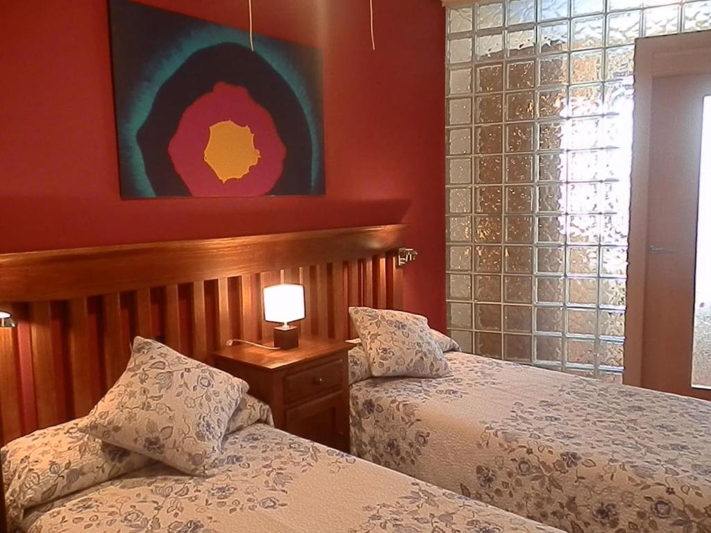 a bedroom with two beds and a window at -3-COMO EN CASA, en centro historico de Ubeda in Úbeda
