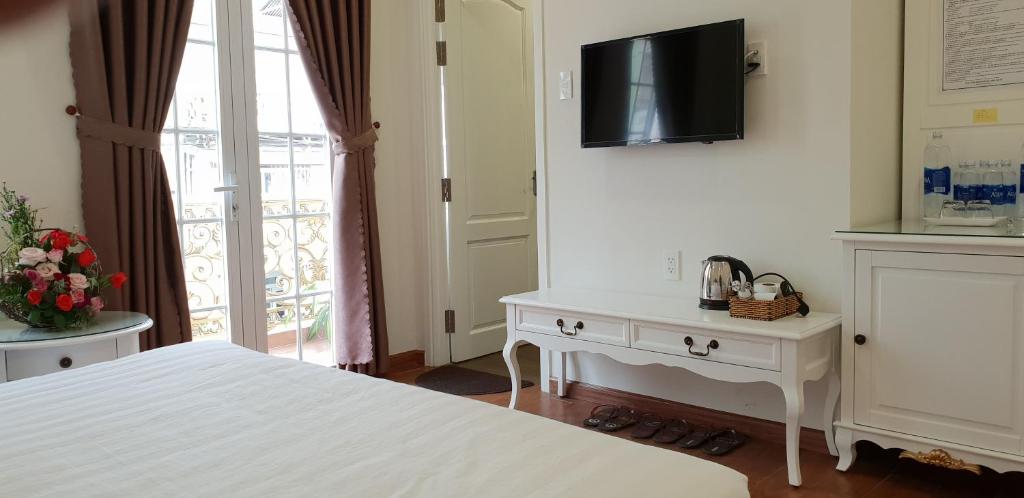 TV a/nebo společenská místnost v ubytování Carita Hotel