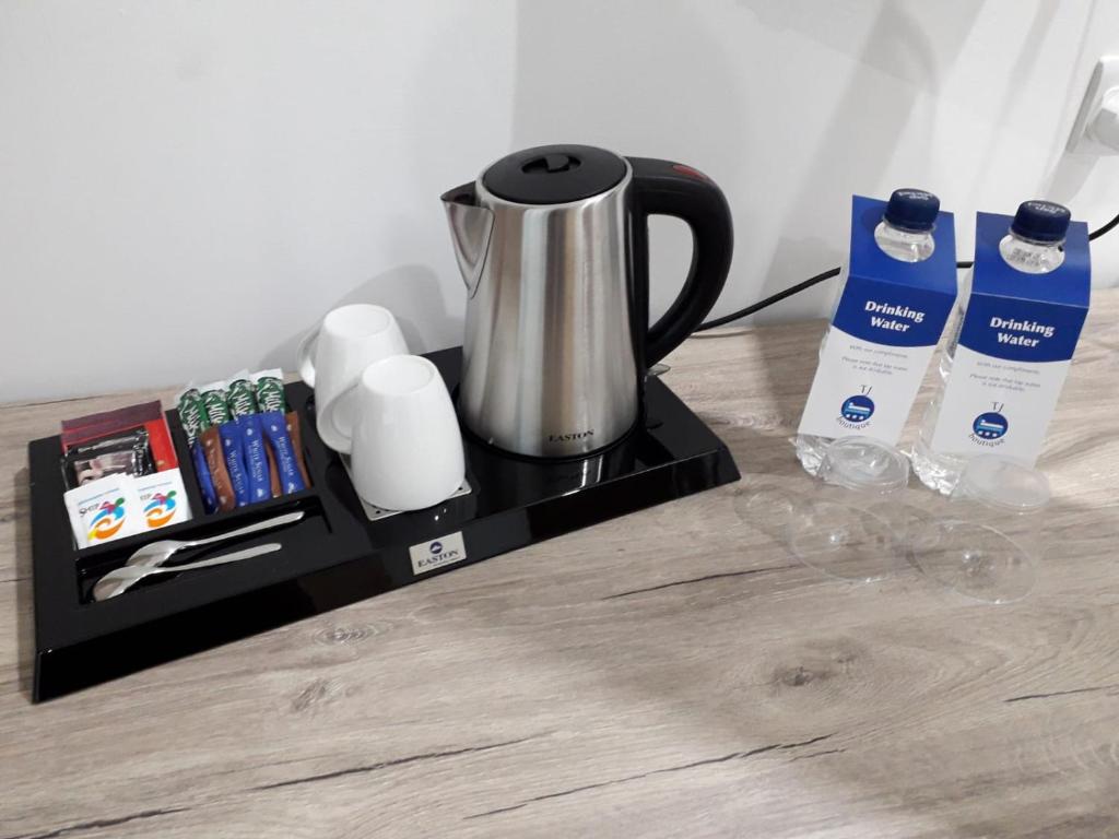 Příslušenství pro přípravu čaje a kávy v ubytování TJ Boutique