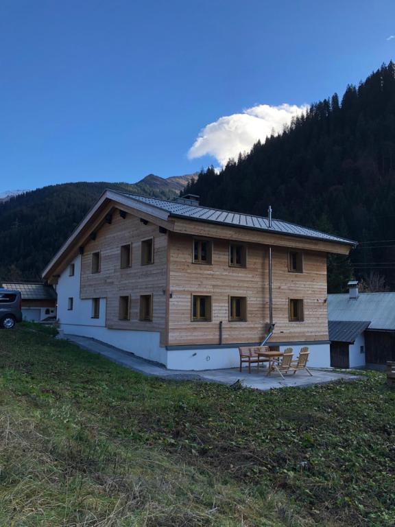 a log cabin with a picnic table in front of it at Klösterle 72 -Annas Lodge in Klösterle am Arlberg
