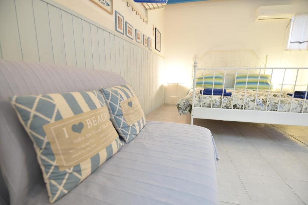 sypialnia z 2 łóżkami pojedynczymi w pokoju w obiekcie La Piazzetta w Syrakuzach