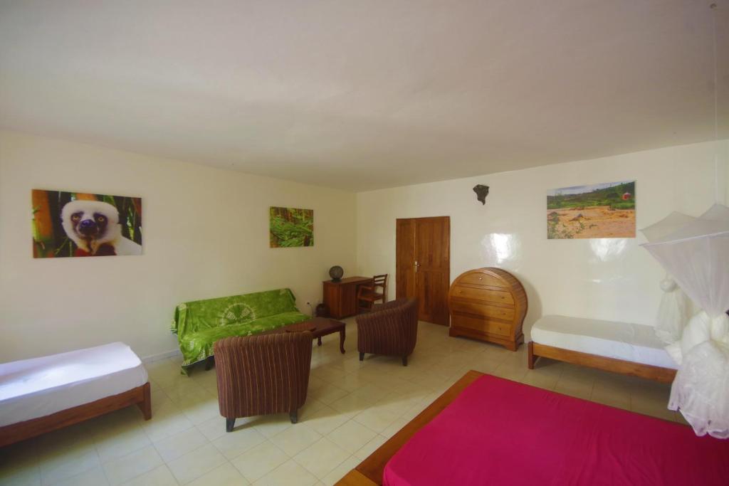 - un salon avec un lit et un canapé dans l'établissement Villa Ty Milyn Mazela SA, à Dakar