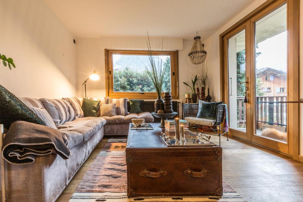 - un salon avec un canapé et une table dans l'établissement Appartement Native, à Chamonix-Mont-Blanc