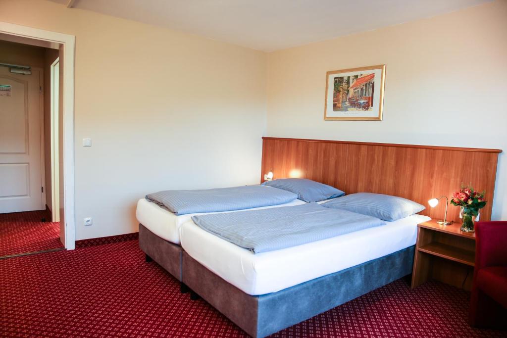 Postel nebo postele na pokoji v ubytování Hotel Friedenseiche