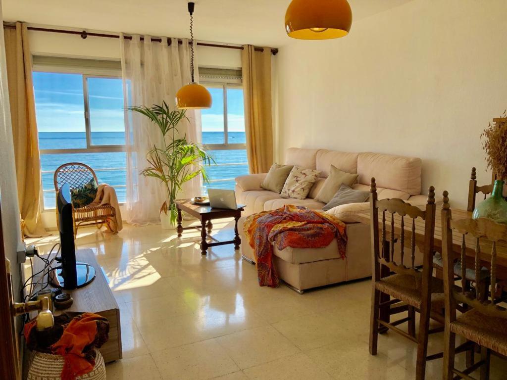 sala de estar con sofá y mesa en Stunning Sea View en Alicante