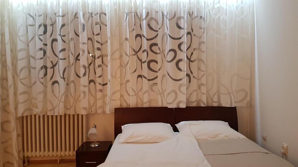 una camera con letto e finestra con tende di Apartment Jasna a Belgrado