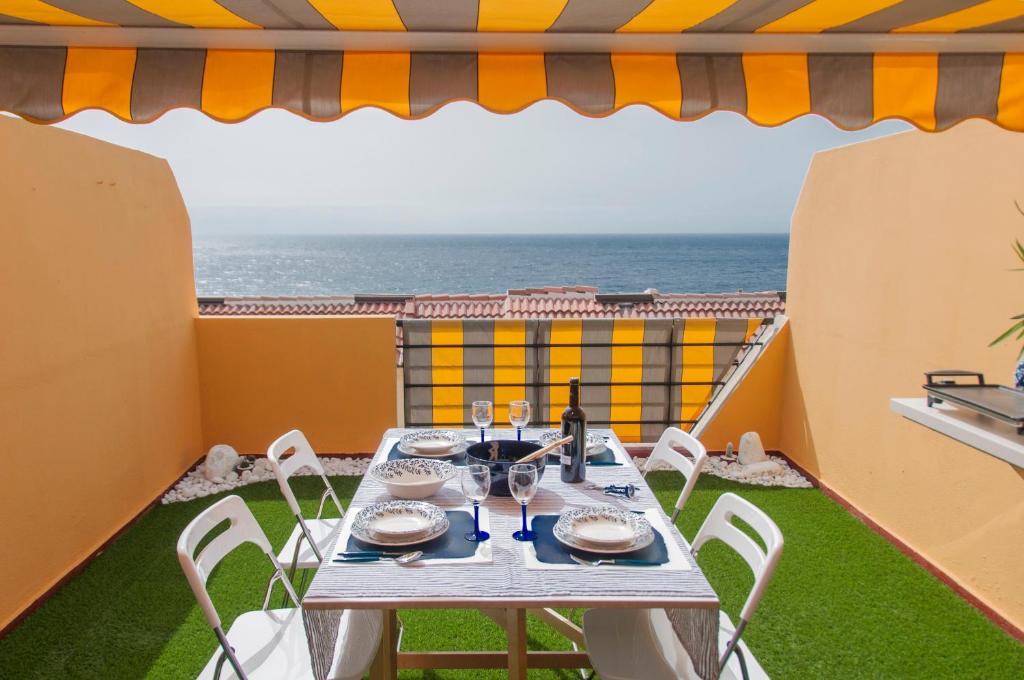 カンデラリアにあるEncantador 120 m2 vistas al mar y montañaの海の景色を望むバルコニー(テーブル付)