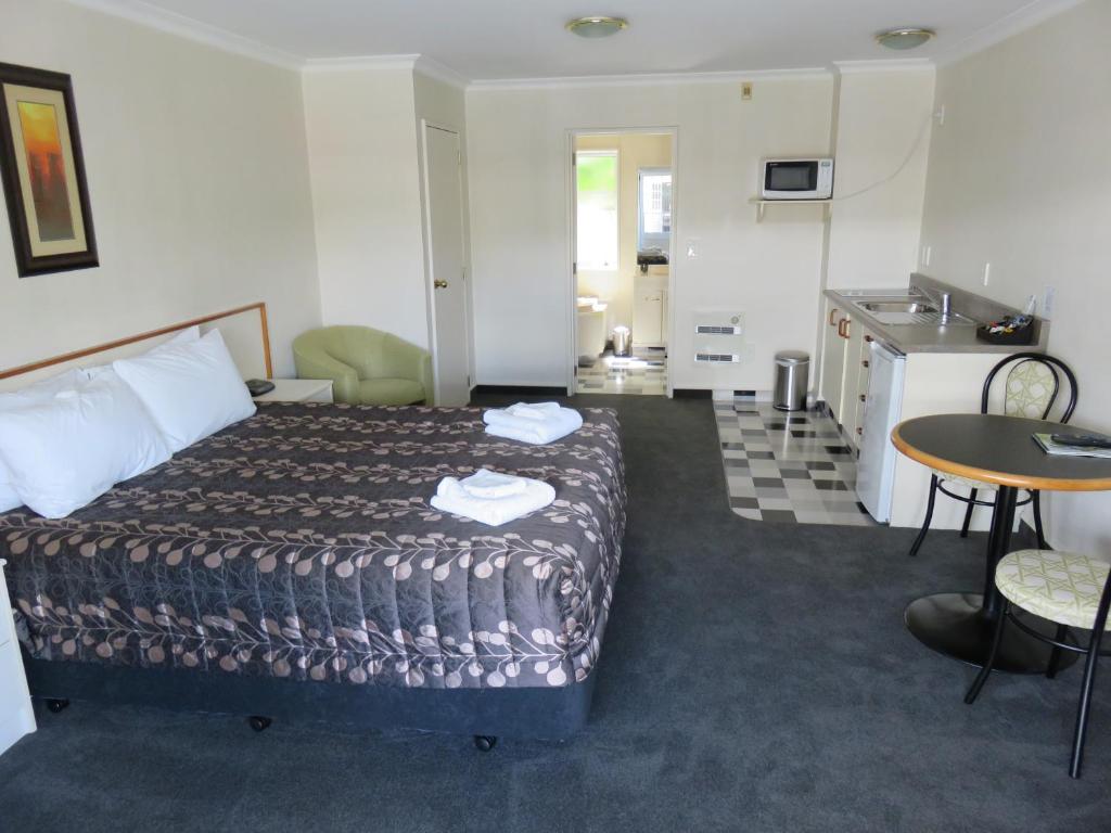 Postel nebo postele na pokoji v ubytování Admirals Motor Lodge