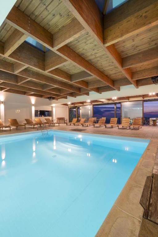 Bazén v ubytování Anemolia Mountain Resort nebo v jeho okolí