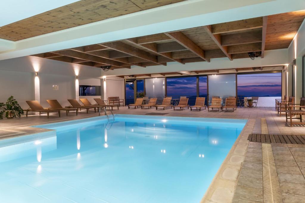 Bazén v ubytování Anemolia Mountain Resort nebo v jeho okolí