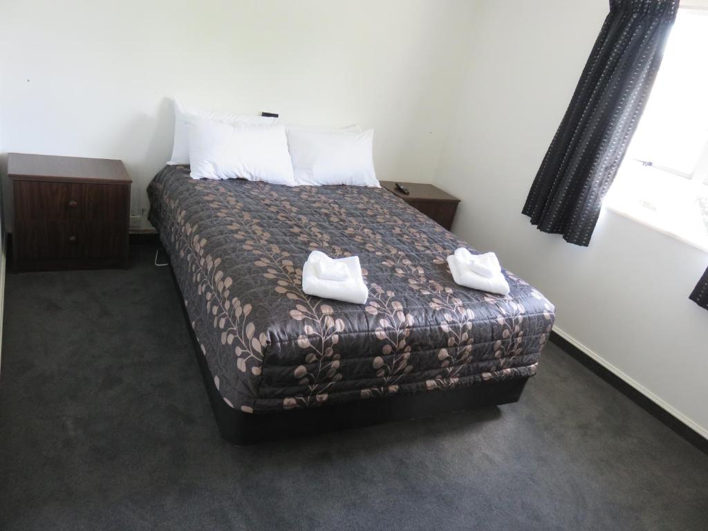 Postel nebo postele na pokoji v ubytování Admirals Motor Lodge